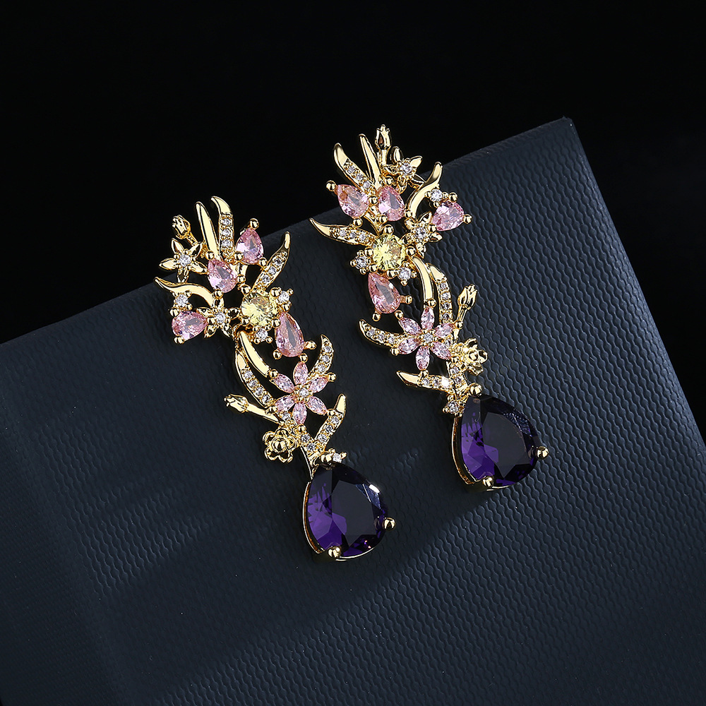 Street Fashion Photography - Exaggerated atmosphere zircon flower earrings fashion